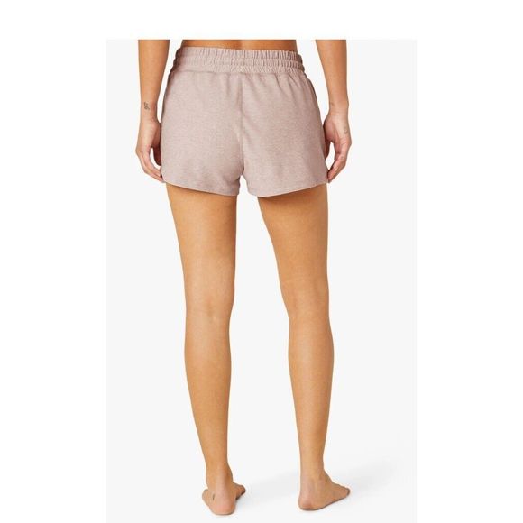 BEYOND YOGA SD5060 Women Sz Small CHAI/TAUPE WORKED UP SHORTS - Picture 2 of 7